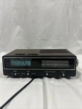 12-1519A RADIOSHACK Wood Realistic Fm Am Digital Alarm Clock